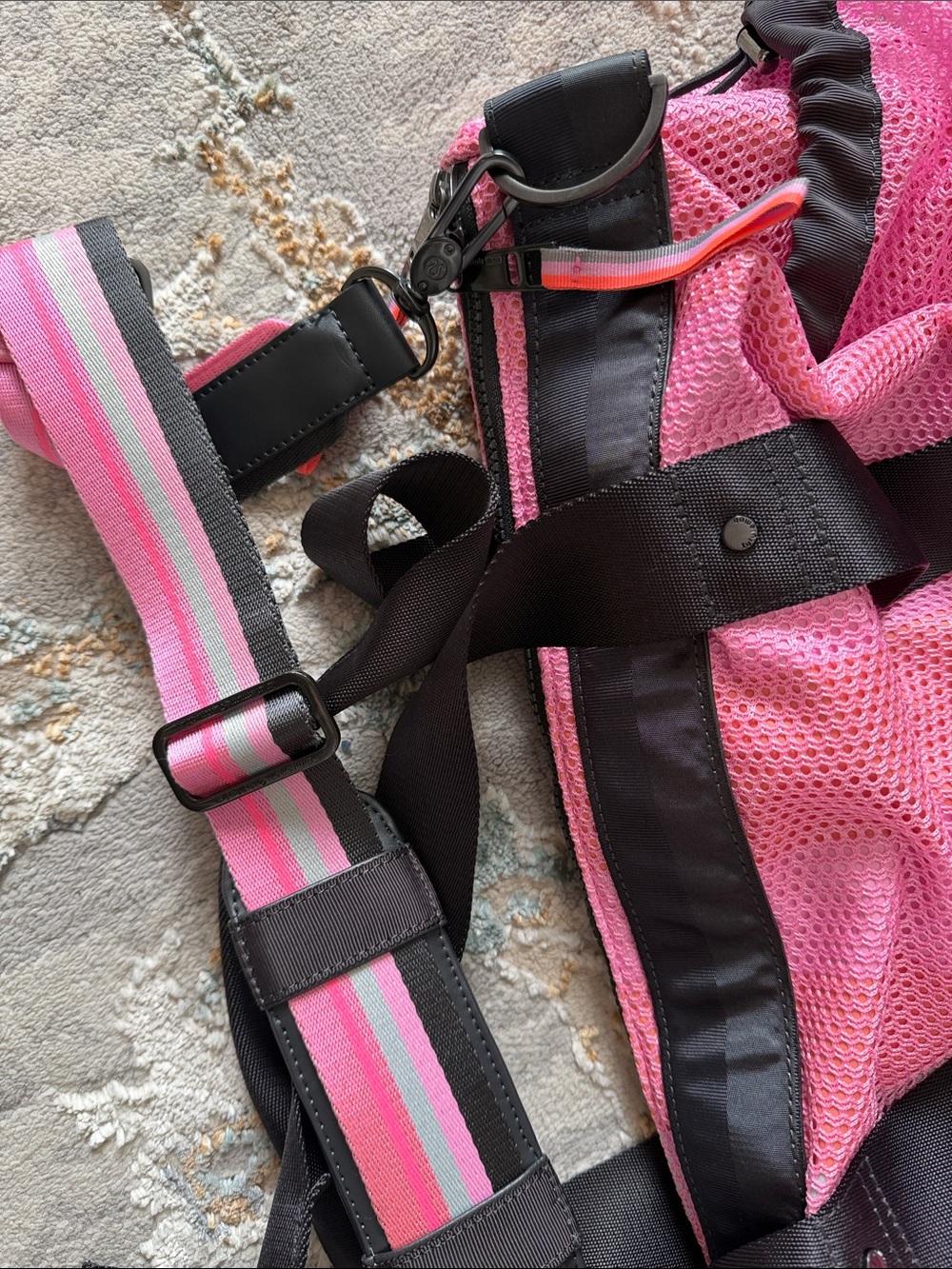 Lululemon run on duffle bag RARE - Picture 5 of 5